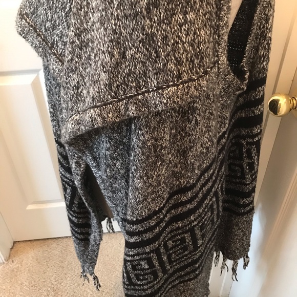 Sweater vest with Aztec detailing - Picture 5 of 7